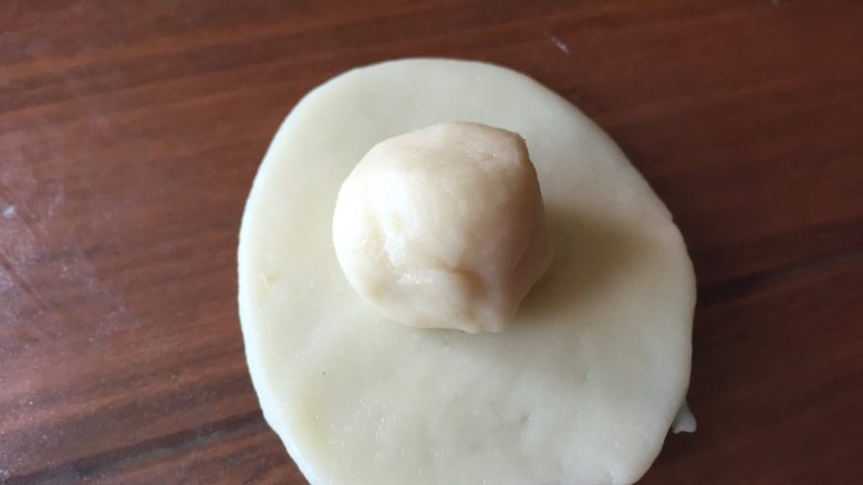 蛋黄酥,纯纯的诱惑,中间,放入一个酥皮剂子;