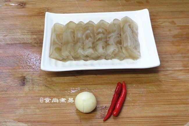 低脂美容的水晶皮冻,切块配蘸料即可食用，蒜蓉、辣椒，<a style='color:red;display:inline-block;' href='/shicai/ 768'>香醋</a>拌匀即成蘸料。