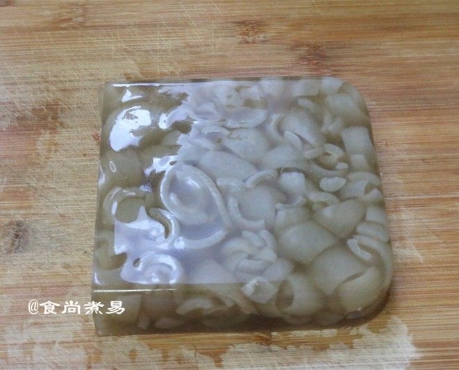 低脂美容的水晶皮冻,第二天取出皮冻,用小刀在饭盒内侧划一圈,倒扣饭盒、皮冻顺利脱模;