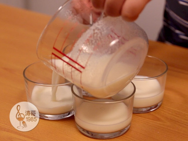 这些美爆了的3D果冻花居然是用吸管做的,接下来把果冻液分到几个杯子里根据自己的喜好,加入进口食用色膏进行调色