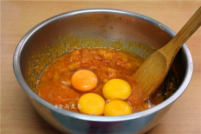 蓬松柔软马拉糕,敲入鸡蛋,搅拌均匀