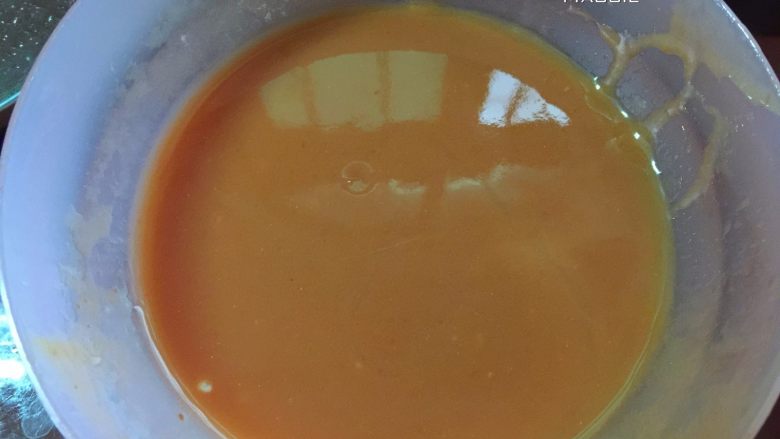 甜酸菠萝排骨,酸酸甜甜过一夏,随后加入调料中剩余的材料,搅匀形成酱汁