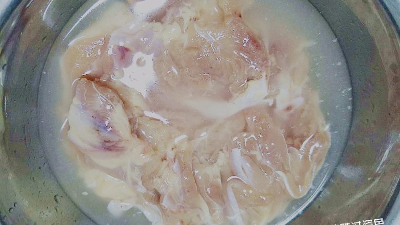 碳烤鸡腿肉,清水中加入15毫升料酒,浸泡1小时,去血水去异味