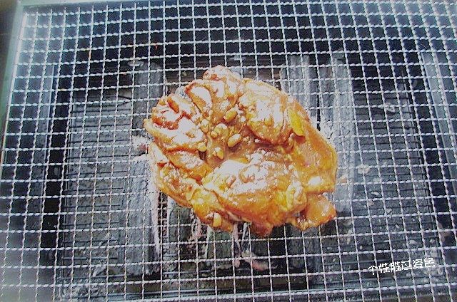 碳烤鸡腿肉,把腌好的鸡腿,鸡皮朝下放上烤网。注意一定要控干鸡腿里的水份,容易让碳冒烟呛人