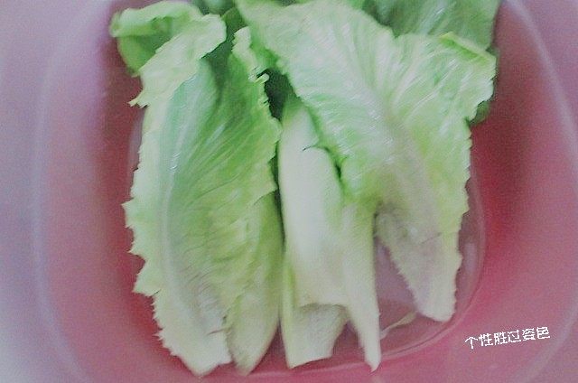 碳烤鸡腿肉,生菜洗干净,生菜搭配肥嫩的鸡腿肉更加解腻