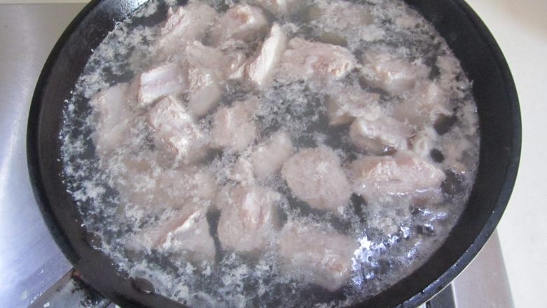 木耳鹌鹑蛋烧排骨,煮出浮沫后捞出备用;