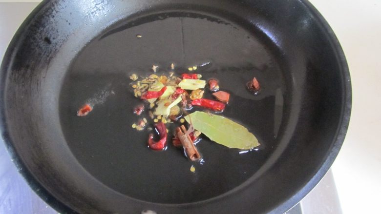 木耳鹌鹑蛋烧排骨,热锅凉油, 放入姜片和大料进去煸炒;