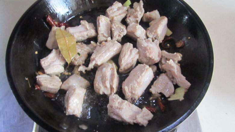 木耳鹌鹑蛋烧排骨,煸炒出香味后放入排骨进去翻炒;