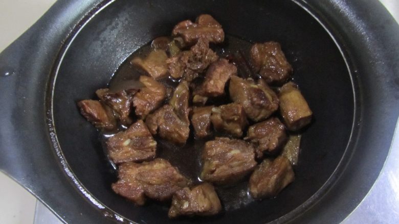 木耳鹌鹑蛋烧排骨,翻炒直至排骨上色转入煲中;