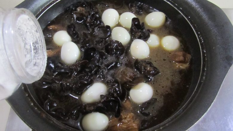 木耳鹌鹑蛋烧排骨,再加入少许盐;