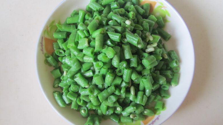 肉末橄榄菜炒豆角,待豆角焯煮到八、九成熟时,捞出来切成小碎粒;