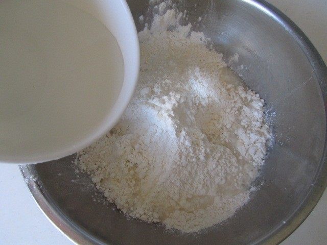 西葫芦肉馅锅贴,将全麦面粉和饺子粉按2:1的比例混合,加入适量的水;
