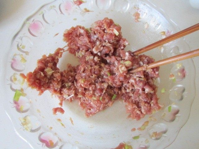 西葫芦肉馅锅贴,顺着一个方向搅拌上劲, 腌制十分钟;