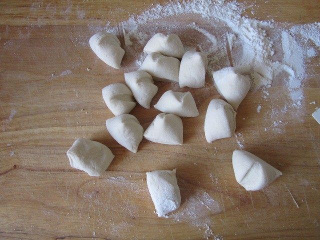 西葫芦肉馅锅贴,将饧好的面团揪成大小相同的剂子;