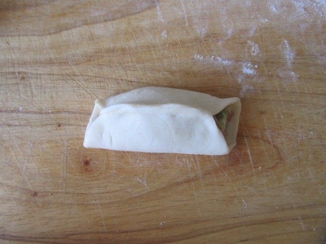 西葫芦肉馅锅贴,将上面捏紧, 两边不必封口;
