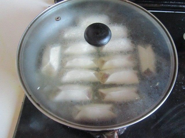 西葫芦肉馅锅贴,盖上盖, 稍微煮上三、四分钟, 揭开盖, 大火收汁;