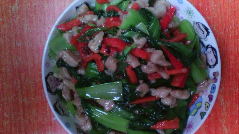 鸡肉炒青菜
,将鸡腿切成丁，<a style='color:red;display:inline-block;' href='/shicai/ 3517'>青菜</a>准备好，红椒切丝。