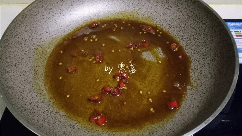 咖喱土豆盖饭,放入咖哩粉小火炒香；