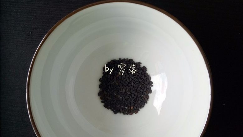 咖喱土豆盖饭,取一饭碗，碗底撒入适量黑芝麻；