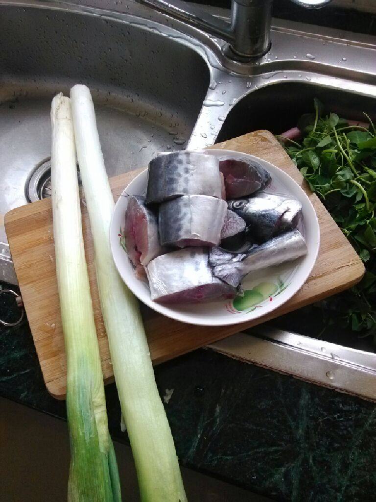 大葱炖鲭鱼,选上好的新鲜的鲭鱼和两根大葱