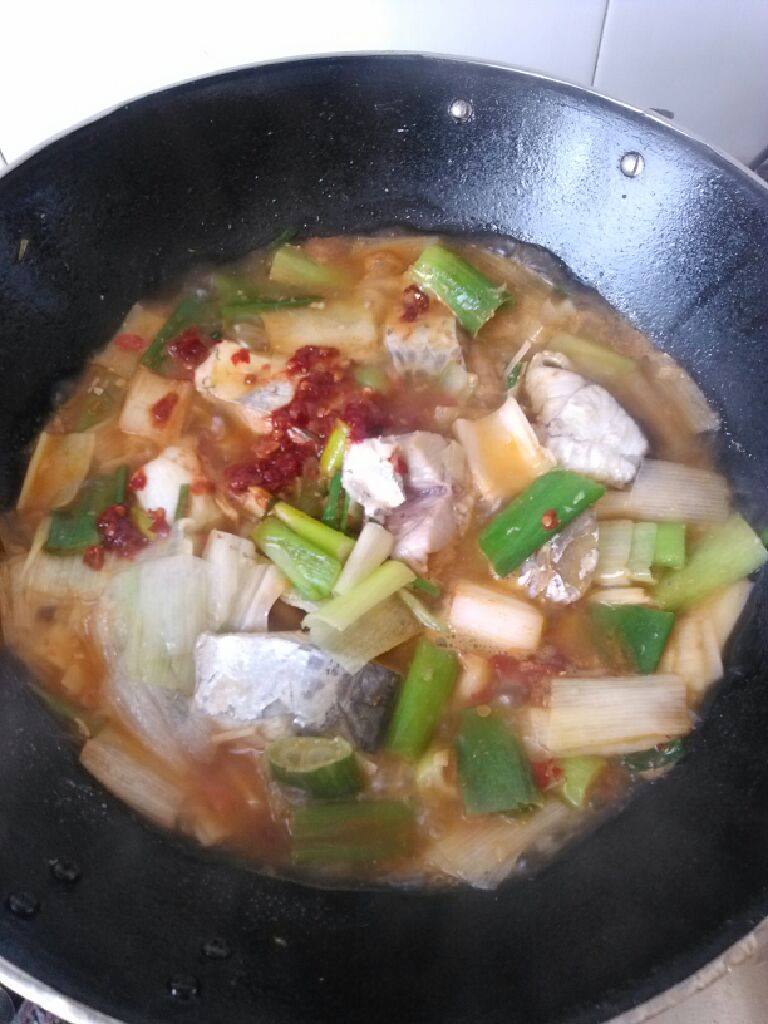 大葱炖鲭鱼,油锅先下大葱在下鱼翻炒加料和辣酱