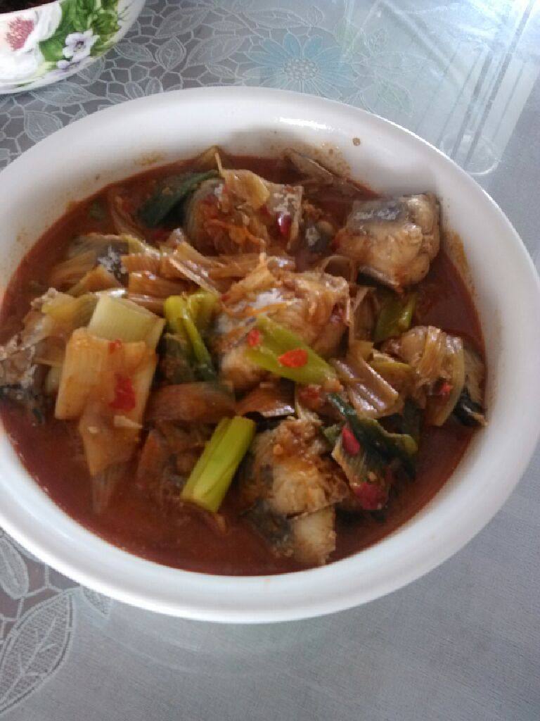 大葱炖鲭鱼,滚开后小火炖15分钟起锅!