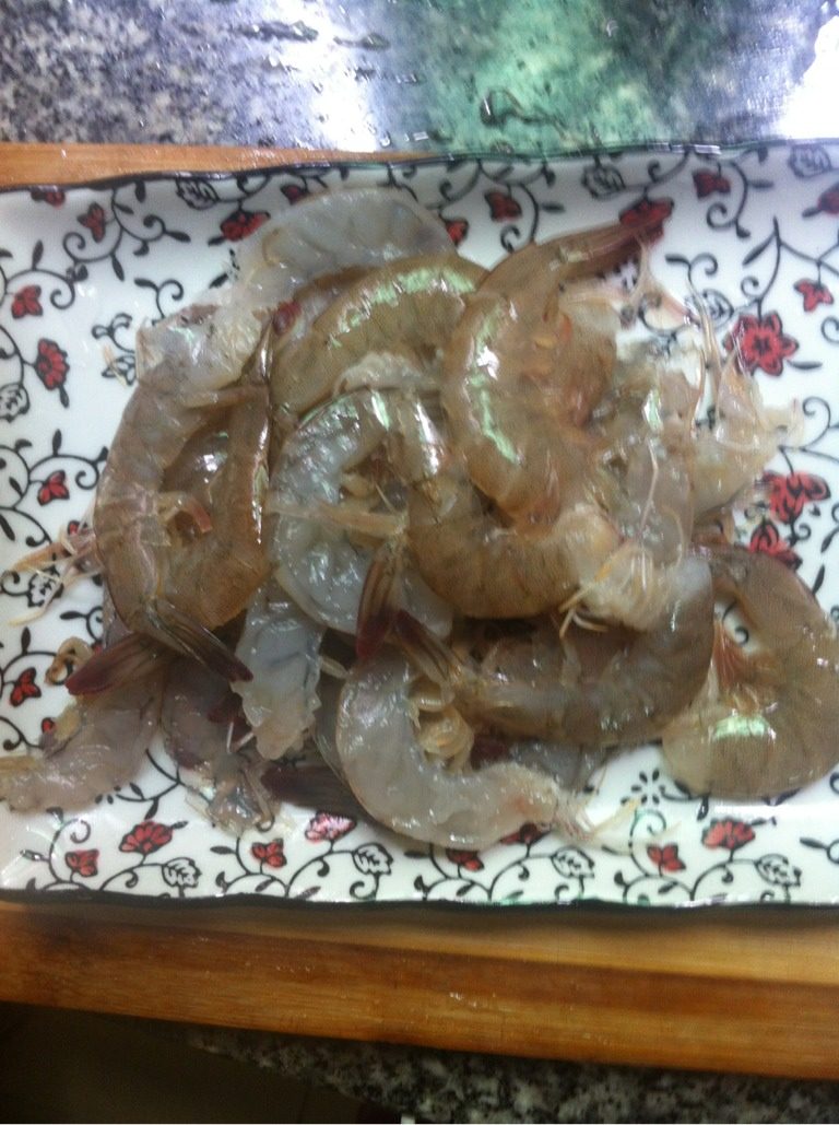 蒜蓉元宝虾(超级好吃),将虾洗干净去头从虾背部分切开备用