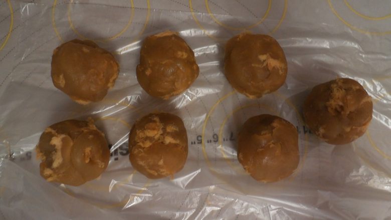 莲蓉肉松月饼,混合好后 以每45克为一个剂子,分割好它。然后盖上保鲜膜备用