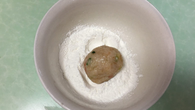 糯米肉丸子,然后放入玉米淀粉的碗中,粘适量淀粉。