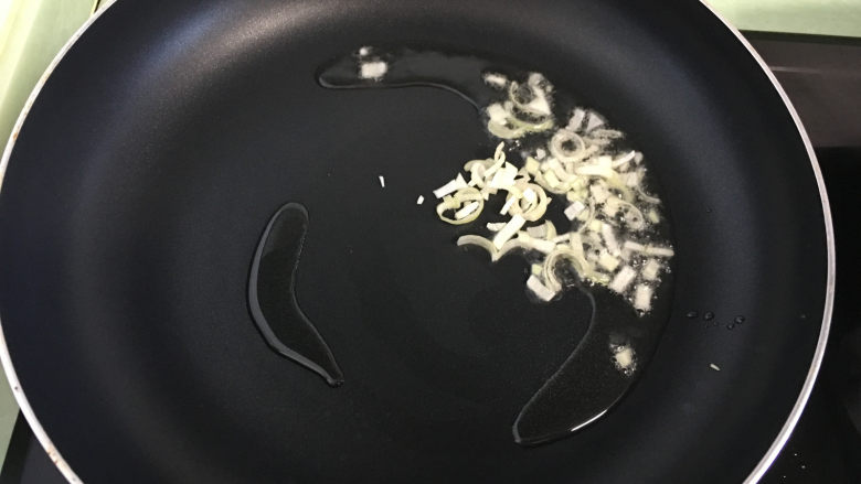 早餐鸡蛋卷,首先炒什锦饭:锅热后倒去植物油,加入葱花。