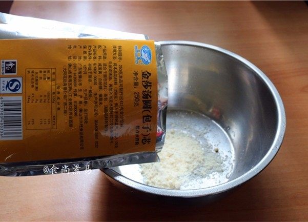 绵密香甜的流沙包,先将馅料做好放入冰箱冷藏:金莎包子芯粉倒入不锈钢盆中