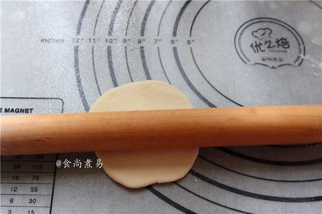 绵密香甜的流沙包,将小面团擀薄,就成包子皮啦
