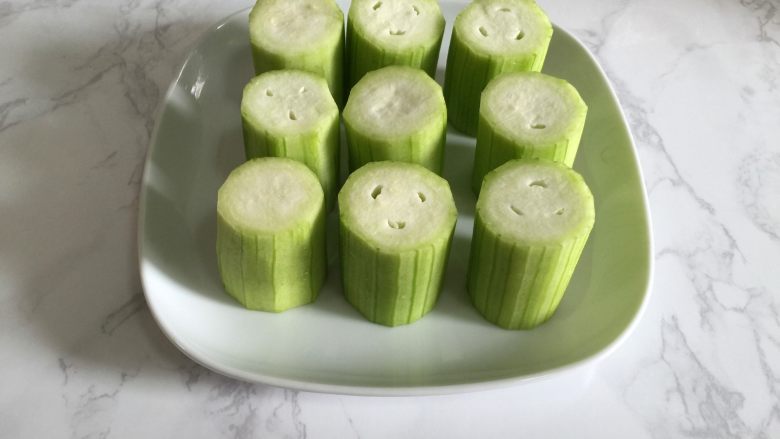 丝瓜酿虾,切成每段约3厘米,码放如盘中。
