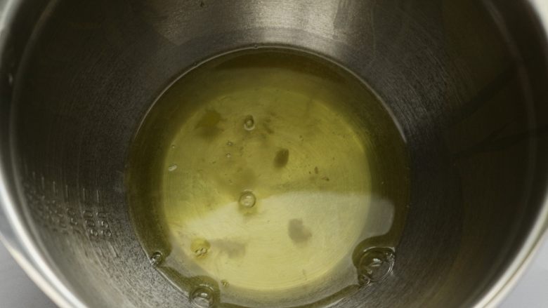 7寸中空模胡萝卜戚风蛋糕,蛋清放入一个干净的打蛋盆里,打蛋盆必须是干净的无油无水的