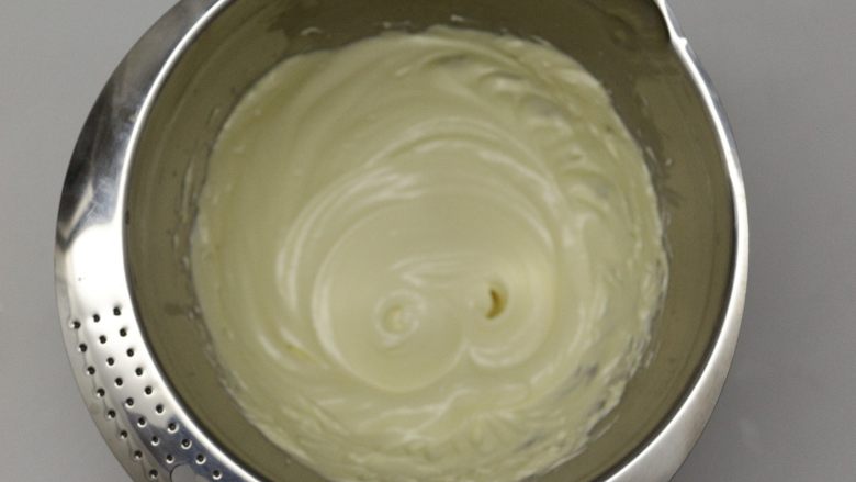 巧克力棒棒糖蛋糕,蛋白打发好后,再加入蛋黄,用电动打蛋器低速打发一会就好,混合均匀即可