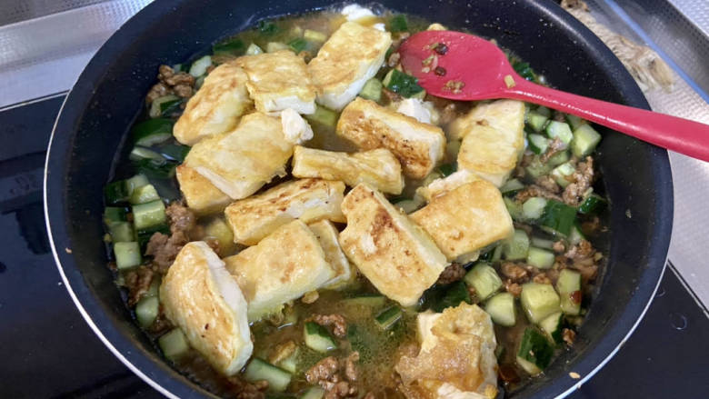 黄瓜烧豆腐,加入煎好的豆腐块,加入适量热水,沒过豆腐大半