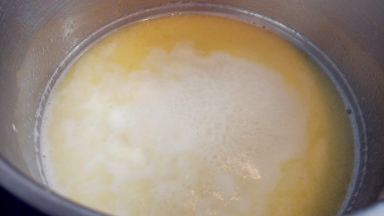 酥皮蘑菇泡芙,小火加热至黄油完全融化,融合后的液体沸腾