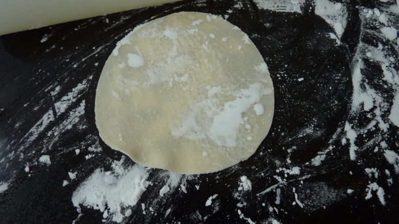 苦瓜饺子,
取一饺子皮,用面粉棍擀薄一点
