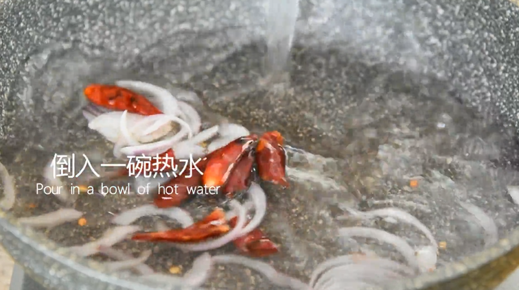 福建人太会吃了,番茄蛋汤也能做出山珍海味,倒入一碗热水