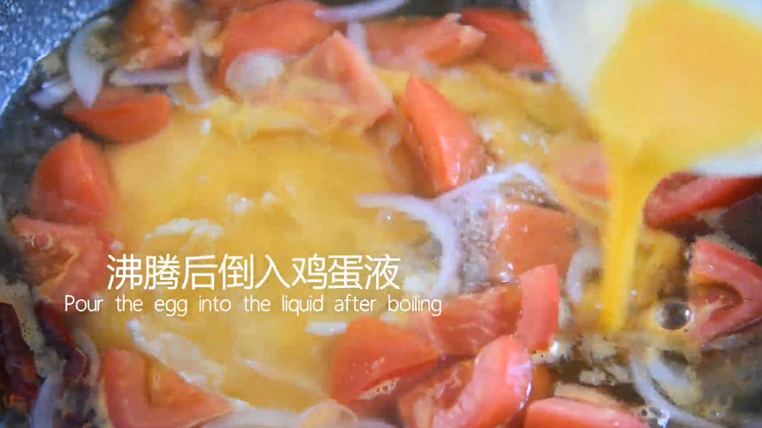 福建人太会吃了,番茄蛋汤也能做出山珍海味,倒入西红柿煮沸,再倒入鸡蛋液