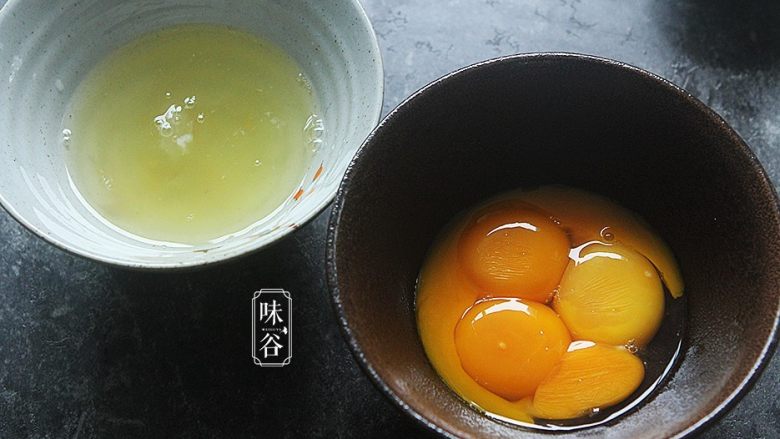 赛螃蟹~用鸡蛋做出海鲜味,把蛋黄和蛋清分开;