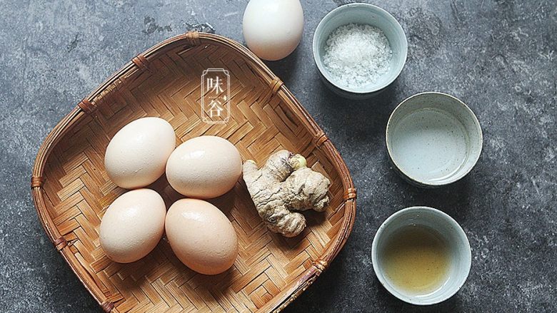 赛螃蟹~用鸡蛋做出海鲜味,准备好材料;