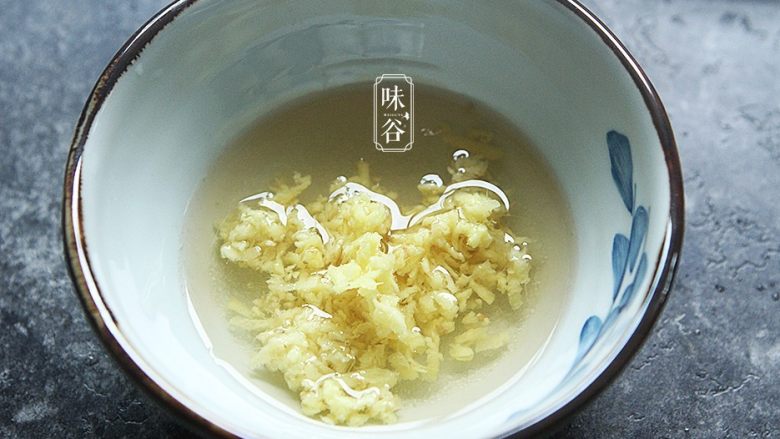 赛螃蟹~用鸡蛋做出海鲜味,再把姜蓉倒入碗内;