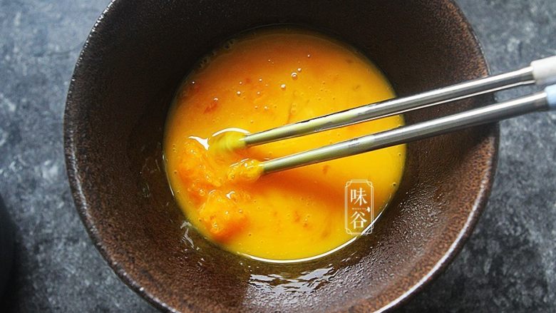 赛螃蟹~用鸡蛋做出海鲜味,蛋黄打散,放入压碎的咸蛋黄