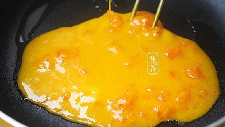 赛螃蟹~用鸡蛋做出海鲜味,锅内放入适量油,把蛋黄倒入锅内;