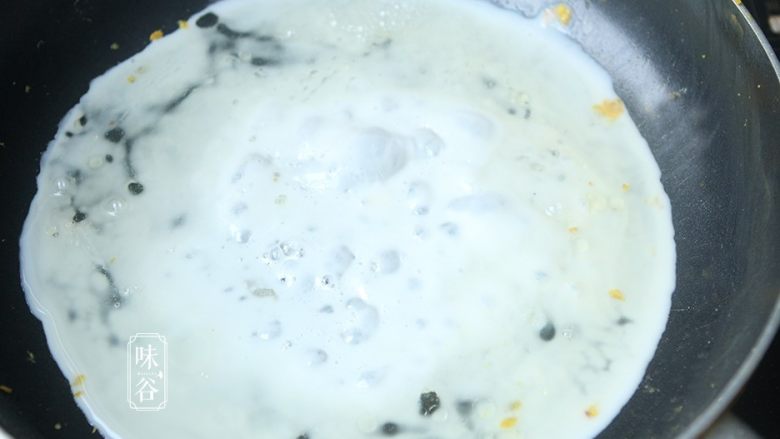 赛螃蟹~用鸡蛋做出海鲜味,然后把蛋清倒入锅内;