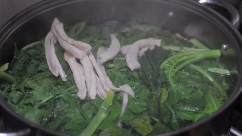 超级爽口的开胃萝卜干,烧开一锅水,将萝卜条放在开水锅里汆烫一两分钟(我为了节省,同时还汆烫了一些萝卜菜叶子)