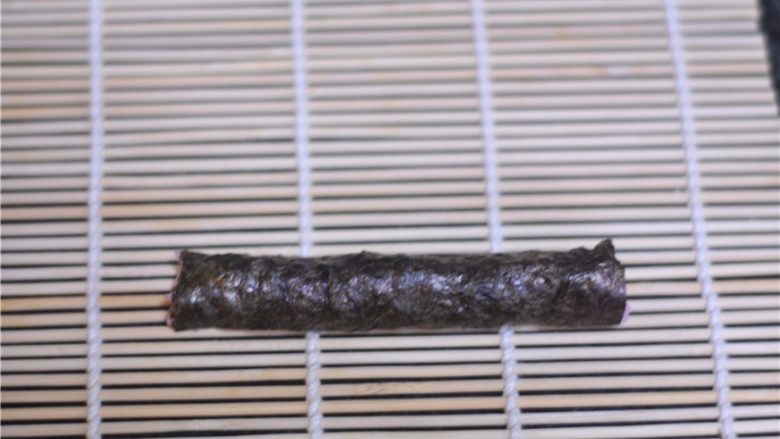 花朵寿司——小朋友最爱哦,前后轻轻搓揉几下,让米饭和海苔更好地粘连