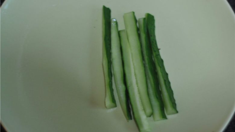 花朵寿司——小朋友最爱哦,<a style='color:red;display:inline-block;' href='/shicai/ 54'>黄瓜</a>切粗条(尽量选带皮的)
