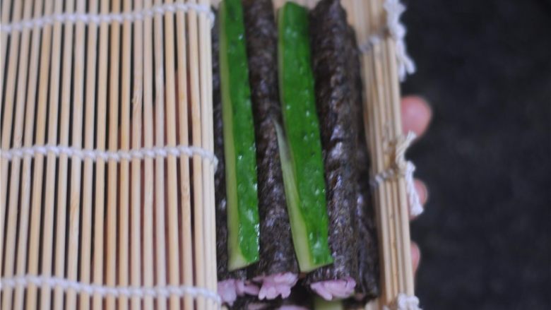 花朵寿司——小朋友最爱哦,轻轻转动,将每两根空隙中间都放上黄瓜条